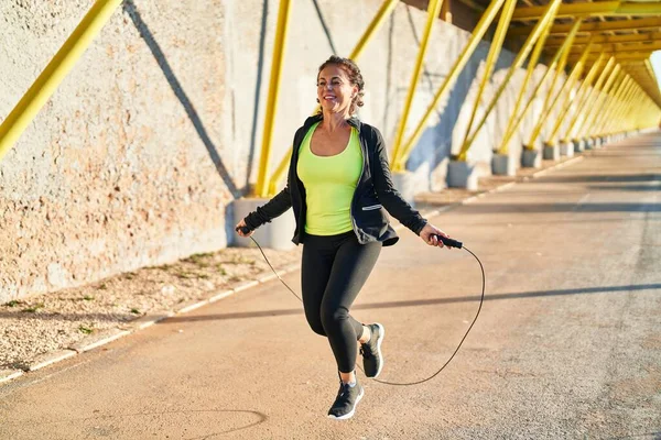 Middle Age Hispanic Woman Working Out Jumping Rope Promenade — Φωτογραφία Αρχείου