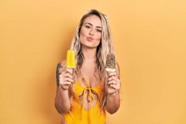 Beautiful Young Blonde Woman Wearing Summer Swimsuit Holding Ice Creams — ストック写真