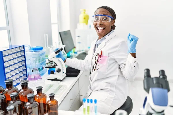 African Woman Working Scientist Laboratory Screaming Proud Celebrating Victory Success — ストック写真