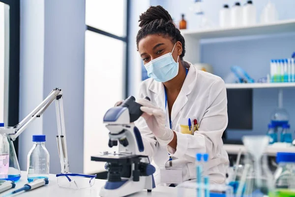 Afričanky Americká Žena Vědec Nosí Lékařskou Masku Pomocí Mikroskopu Laboratoři — Stock fotografie