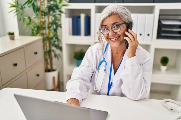 Mulher Meia Idade Vestindo Uniforme Médico Falando Smartphone Clínica — Fotografia de Stock