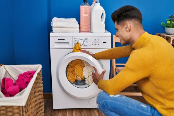Jonge Spaanse Man Lacht Vol Zelfvertrouwen Kleren Wassen Bij Wasserij — Stockfoto
