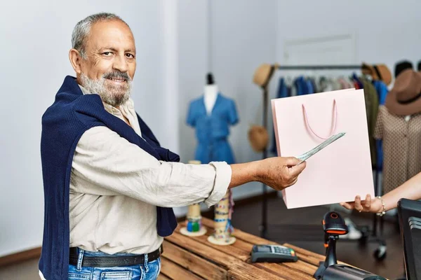 Älterer Grauhaariger Mann Zahlt Für Einkauf Bekleidungsgeschäft — Stockfoto