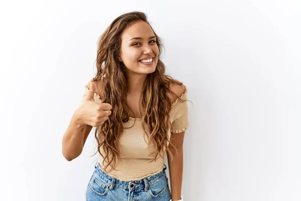 Mulher Hispânica Bonita Sobre Isolado Enquanto Fundo Fazendo Polegares Felizes — Fotografia de Stock