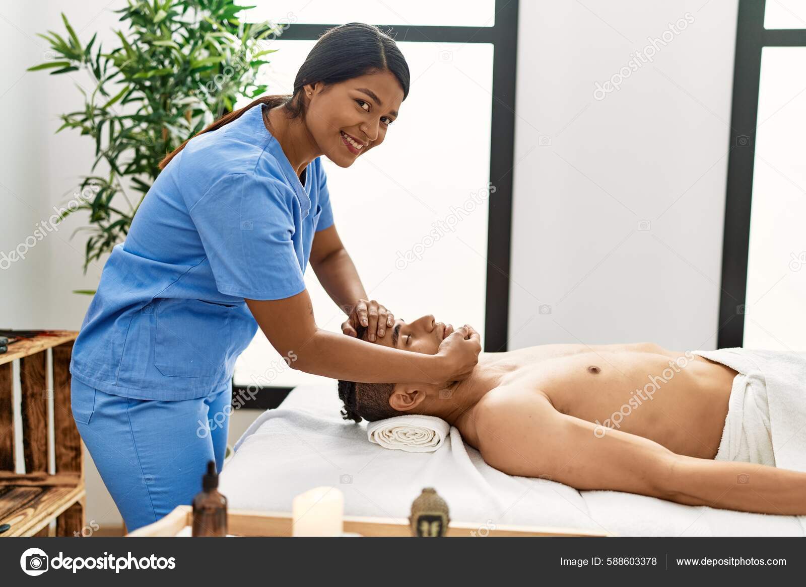 Joven Masaje Latino Terapeuta Mujer Dando Tratamiento Relajante Cabeza Del Foto de stock 588603378 Krakenimages
