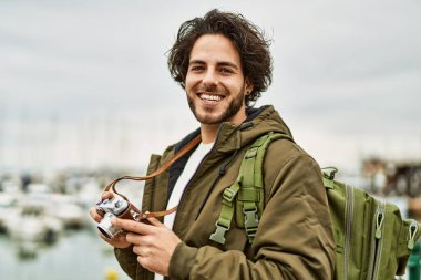 Marina Limanı 'nda klasik kamera kullanan yakışıklı İspanyol adam.