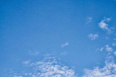 Güneşli bir günde bulutlu güzel mavi gökyüzü