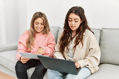 Aile ekonomisini kontrol eden genç çift.