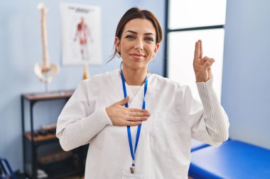 Genç esmer kadın ağrı kesici kliniğinde çalışıyor. Gülümsüyor, el pençe divan duruyor, sadakat yemini ediyor. 