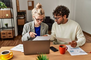 İki İspanyol iş adamı ofiste yoğunlaşmıştı..