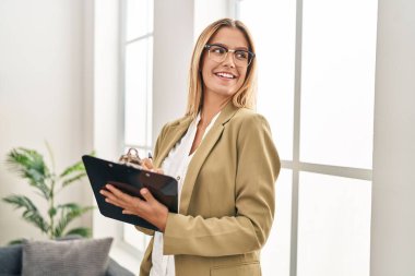 Psikoloji merkezinde duran genç İspanyol psikolog zihinsel rapor yazıyor.