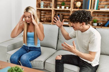 Genç bir çift kanepede oturup tartışıyor..