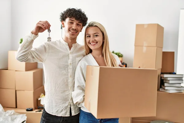 Schönes Junges Paar Lächelt Glücklich Und Hält Pappschachtel Und Schlüssel — Stockfoto