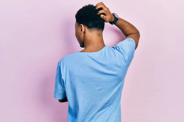 年轻的非洲裔美国人 身穿休闲蓝T恤 头脑清醒地思考问题 — 图库照片
