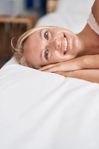 Joven Mujer Rubia Sonriendo Confiada Acostada Cama Dormitorio — Foto de Stock