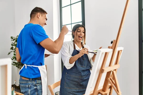 Zwei Schüler Lächeln Sich Der Kunstschule Glücklich Beim Spielen Mit — Stockfoto