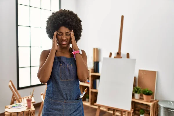 年轻的非洲裔美国女人 头发在艺术工作室手牵着头 头疼是因为压力 偏头痛 — 图库照片