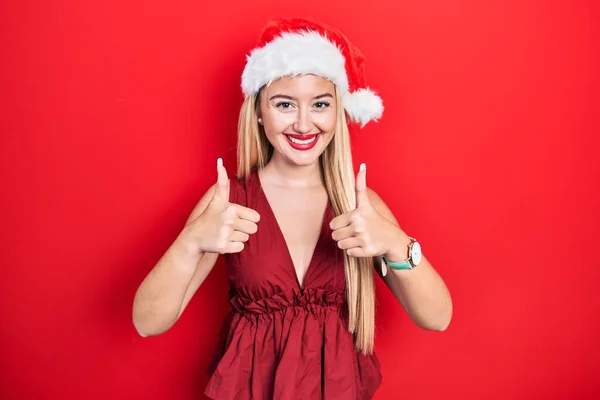 Jeune Fille Blonde Portant Chapeau Noël Signe Succès Faisant Geste — Photo