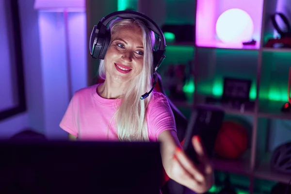 Young Blonde Woman Streamer Wearing Headphones Make Selfie Smartphone Gaming — 스톡 사진