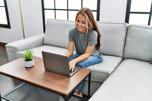 Ung Kaukasiska Flicka Med Bärbar Dator Sitter Soffan Hemma — Stockfoto