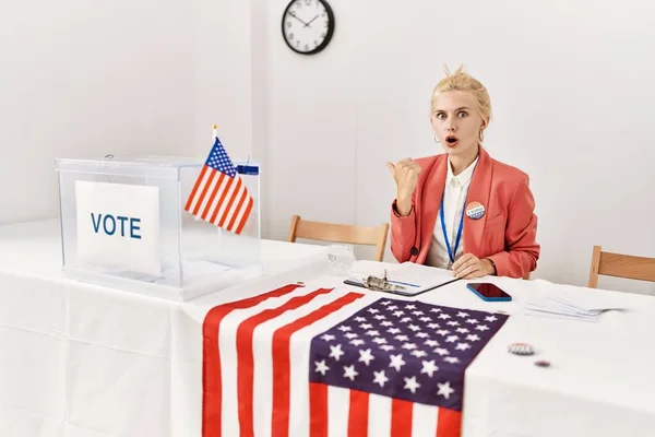 Beautiful Caucasian Woman Working Political Campaign Surprised Pointing Hand Finger — Stockfoto