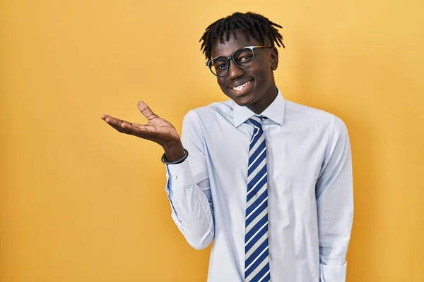 Hombre Africano Con Rastas Pie Sobre Fondo Amarillo Sonriendo Alegre — Foto de Stock