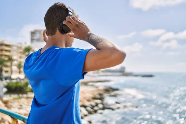 Jovem Latino Visão Traseira Ouvindo Música Usando Fones Ouvido Praia — Fotografia de Stock