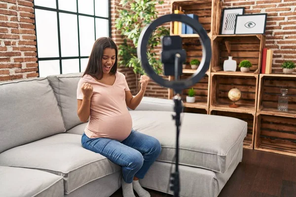 Jonge Zwangere Vrouw Opnemen Vlog Tutorial Met Smartphone Thuis Erg — Stockfoto