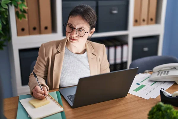 Junge Frau Mit Syndrom Büro Mit Laptop Auf Notizbuch Schreiben — Stockfoto