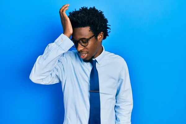 Fiatal Afro Amerikai Férfi Aki Üzleti Ruhát Visel Véletlenül Kézen — Stock Fotó