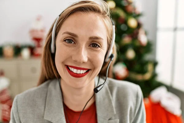 Young Caucasian Woman Call Center Agent Working Sitting Christmas Tree — Stock Photo, Image