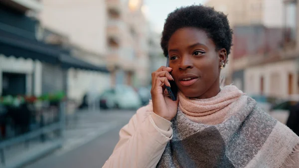 Mladá Africká Americká Žena Usmívá Sebevědomě Mluvit Smartphone Ulici — Stock fotografie