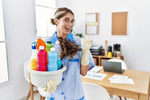 Joven Mujer Rubia Con Uniforme Más Limpio Sosteniendo Productos Limpieza —  Fotos de Stock