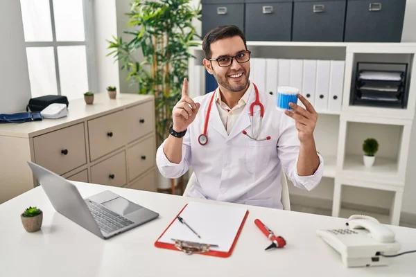 Sakallı, pamuklu sakallı genç bir doktor bir fikre ya da soru işaretine şaşırdı. 