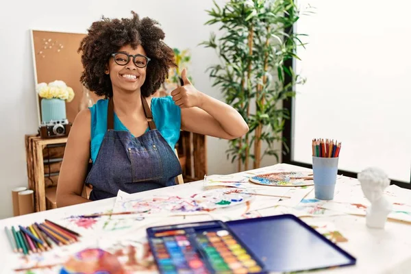 Красивая Африканская Американка Афро Картиной Волос Художественной Студии Делает Счастливый — стоковое фото