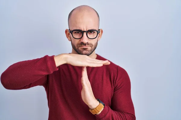 Jovem Careca Com Barba Sobre Fundo Branco Usando Óculos Fazendo — Fotografia de Stock