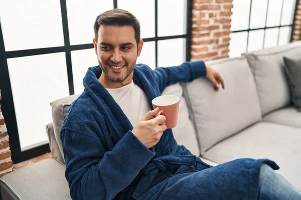Jonge Spaanse Man Badjas Die Thuis Koffie Drinkt — Stockfoto