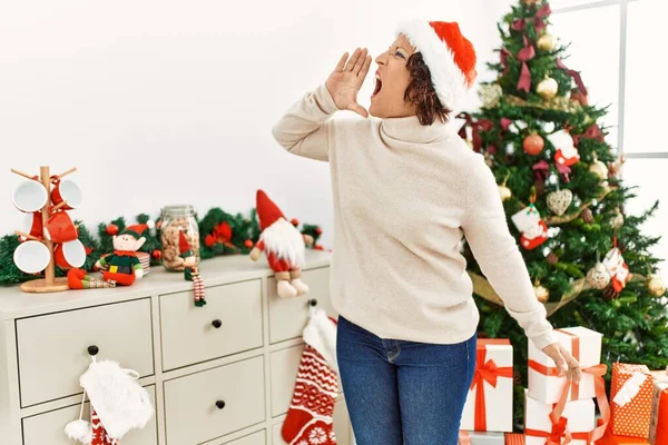 Mulher Hispânica Meia Idade Junto Árvore Natal Gritando Gritando Alto — Fotografia de Stock