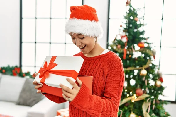 Jovem Hispânico Mulher Unboxing Presente Pela Árvore Natal Casa — Fotografia de Stock