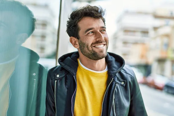 Bonito Hispânico Homem Com Barba Sorrindo Feliz Livre — Fotografia de Stock