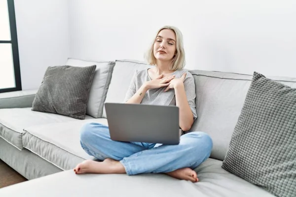 Young Caucasian Woman Using Laptop Home Sitting Sofa Smiling Hands — Stok fotoğraf