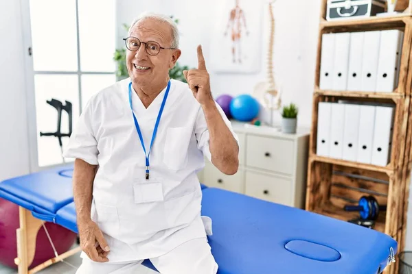 Senior Physiotherapy Man Working Pain Recovery Clinic Pointing Finger Successful — Stockfoto