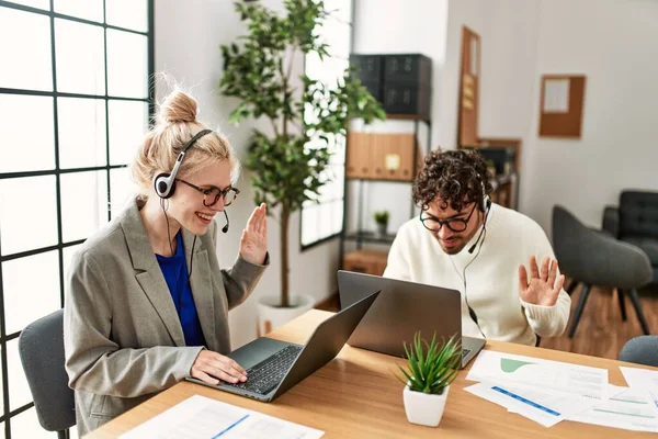 Dwóch Agentów Call Center Pracujących Biurze — Zdjęcie stockowe