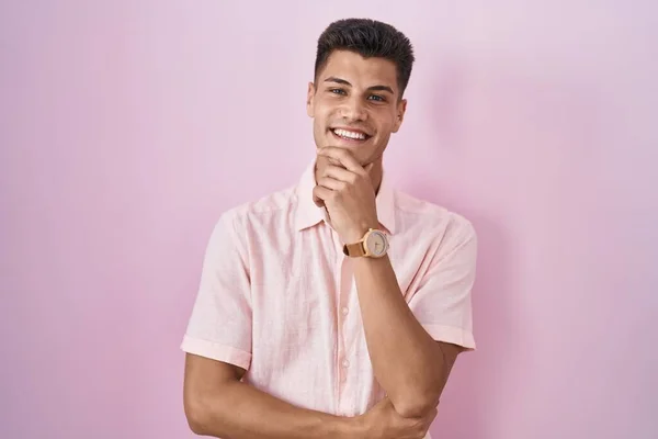 Young Hispanic Man Standing Pink Background Looking Confident Camera Smiling — Stockfoto