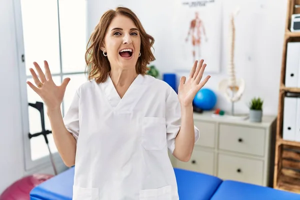 Fisioterapeuta Mujer Mediana Edad Que Trabaja Clínica Recuperación Del Dolor —  Fotos de Stock