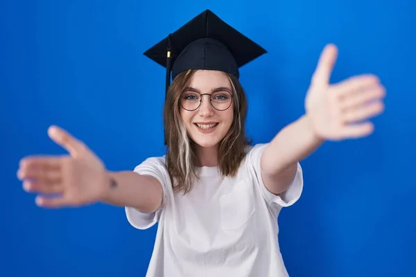 Blonde Caucasian Woman Wearing Graduation Cap Looking Camera Smiling Open — ストック写真