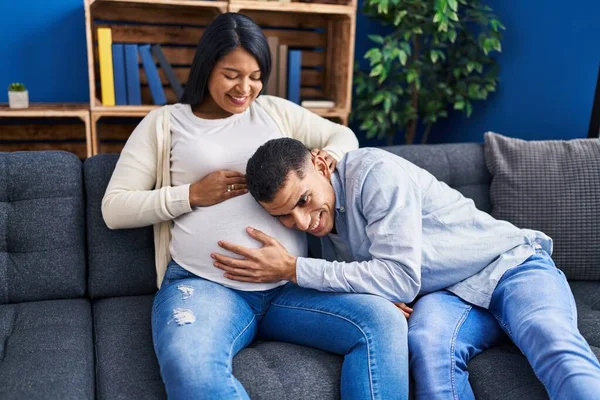 Jovem Casal Latino Ouvir Som Bebê Sentado Sofá Casa — Fotografia de Stock