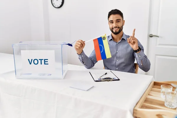 Ung Stilig Man Med Skägg Politisk Kampanj Val Innehar Venezuela — Stockfoto