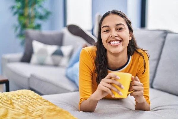 Młoda Afroamerykanka Pijąca Kawę Leżącą Kanapie Domu — Zdjęcie stockowe