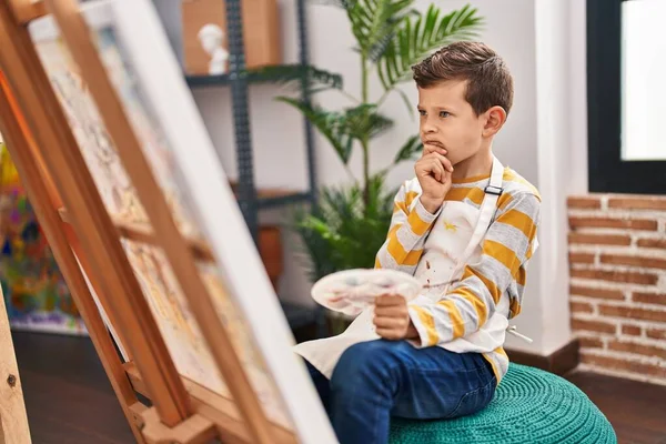 Criança Loira Desenho Com Expressão Dúvida Estúdio Arte — Fotografia de Stock